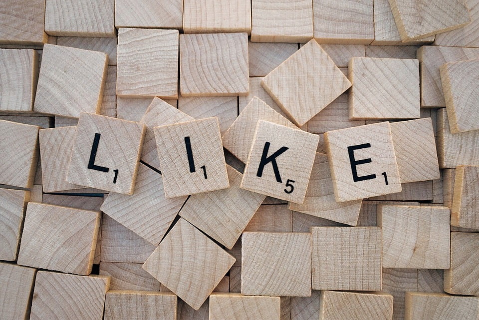 На фото изображено слово like из кубиков