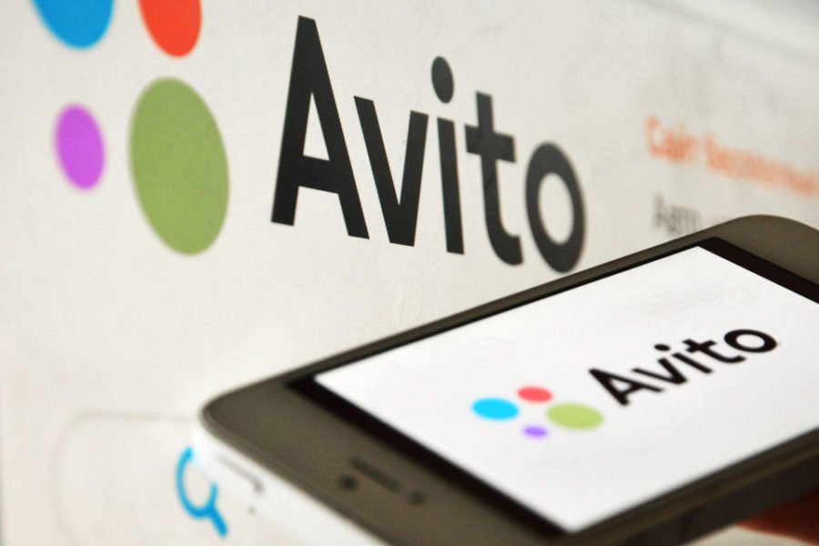 На фото телефон с приложением Avito