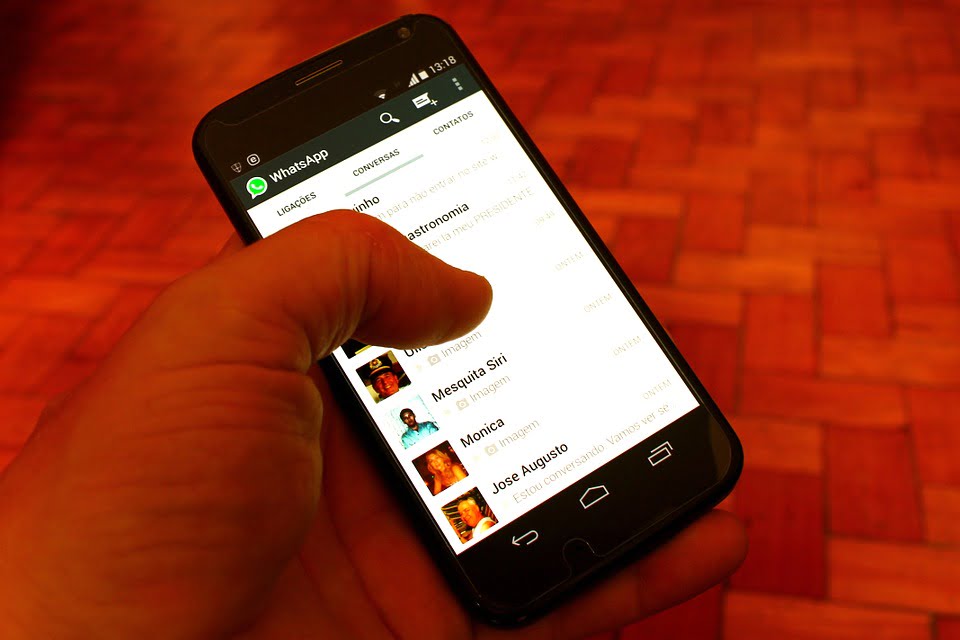 На фото изображены контакты в приложении watsapp