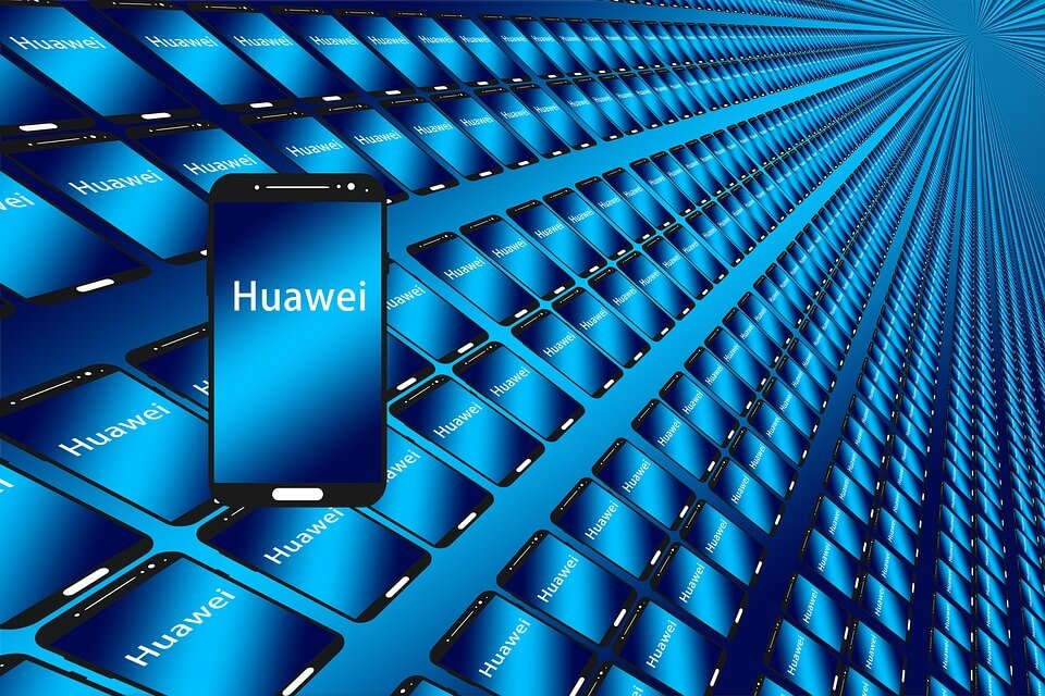 На фото изображены смартфоны Huawei.