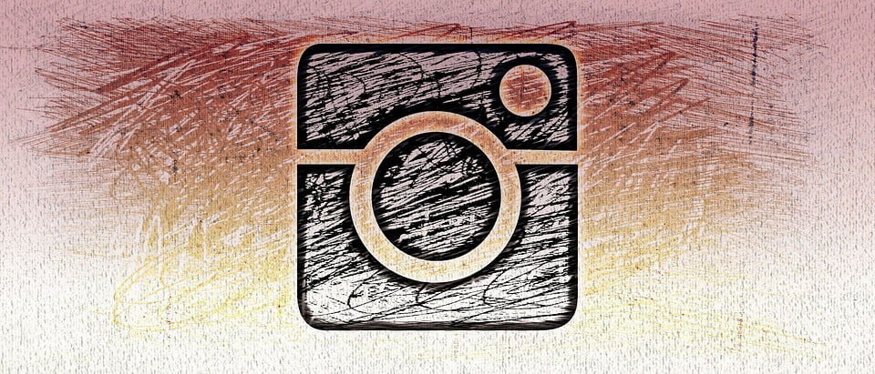 На фото изображена нарисованная иконка приложения Instagram.