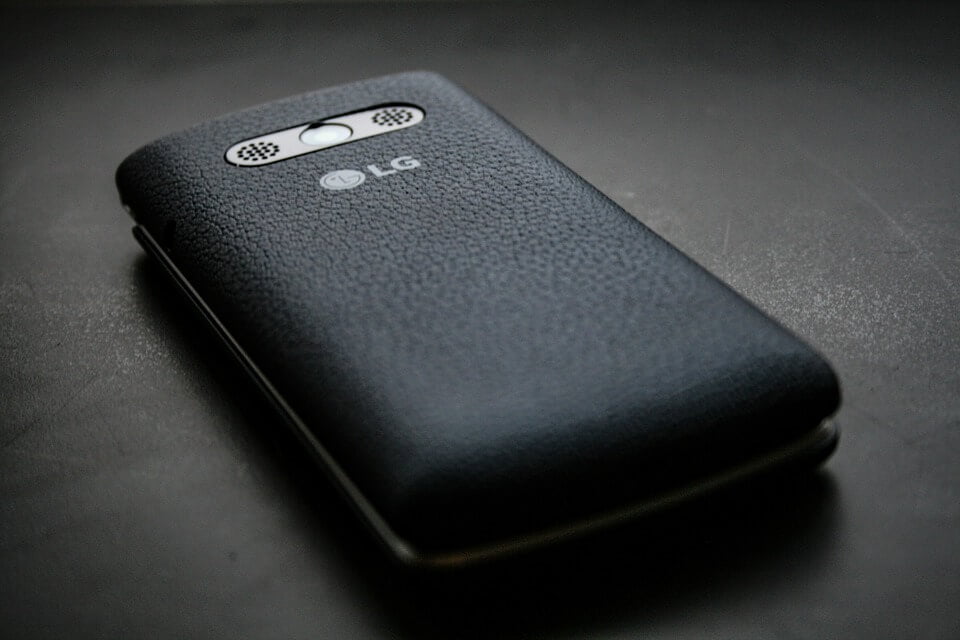 На фото изображен телефон LG.
