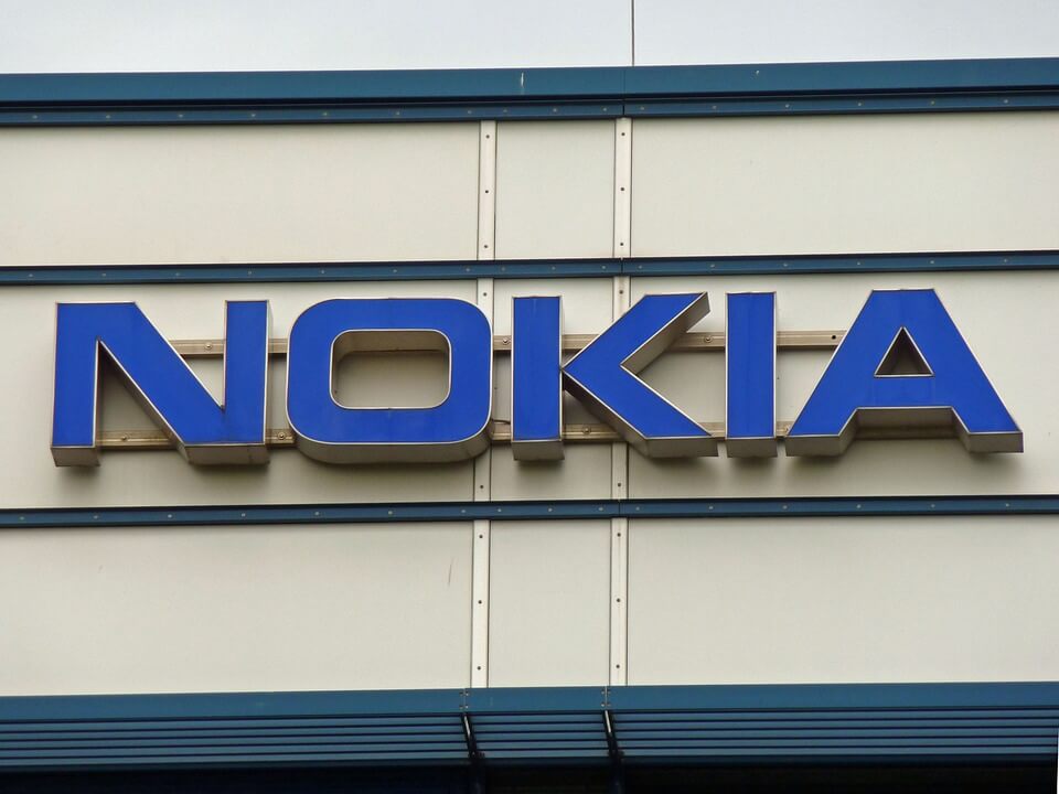 На фото изображен логотип Nokia.
