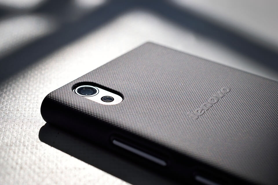 На фото изображен смартфон Lenovo.