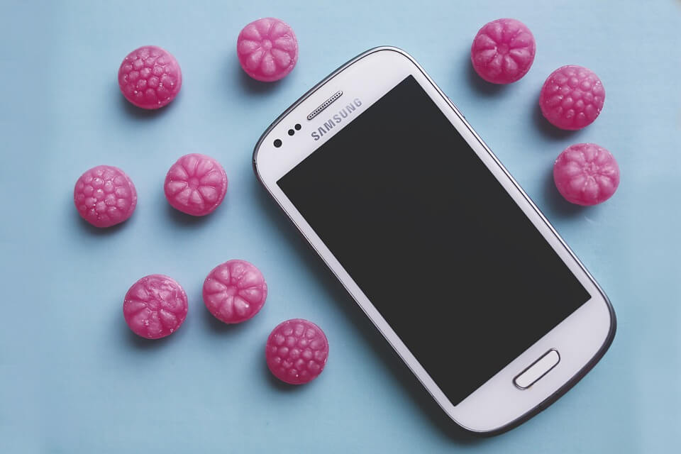 На фото изображен мобильный телефон Samsung.